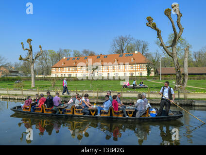 06 avril 2019, le Brandebourg, Lübbenau : touristes prendre une barge à travers une rivière dans le Spreewald. Environ 1 000 kilomètres de river run à travers le Spreewald dans le sud-est de Brandebourg. Photo : Patrick Pleul/dpa-Zentralbild/ZB Banque D'Images