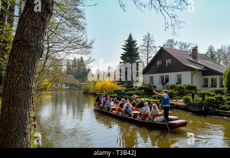 06 avril 2019, le Brandebourg, Lübbenau : touristes prendre une barge à travers une rivière dans le Spreewald. Environ 1 000 kilomètres de river run à travers le Spreewald dans le sud-est de Brandebourg. Photo : Patrick Pleul/dpa-Zentralbild/ZB Banque D'Images