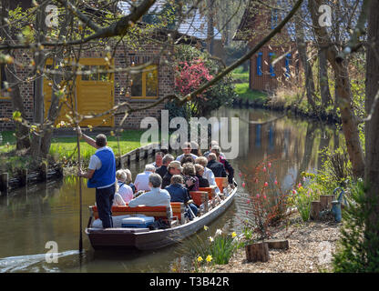 06 avril 2019, le Brandebourg, Lübbenau : touristes prendre une barge à travers une rivière dans le Spreewald. Environ 1 000 kilomètres de river run à travers le Spreewald dans le sud-est de Brandebourg. Photo : Patrick Pleul/dpa-Zentralbild/ZB Banque D'Images