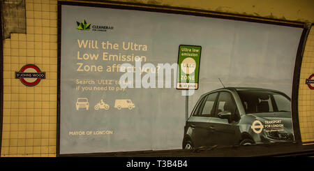 Londres, Royaume-Uni. thththth, avril 2019. Les affiches publicitaires dans le métro de Londres annoncer l'arrivée de la nouvelle "Ultra Low Emission Zone' (ULEZ). Transport for London a présenté le ULEZ avec de nouveaux panneaux de signalisation dans le centre de Londres l'ULEZ, entré en avril 2019 sur thththth couvre la même zone que la zone de péage urbain de Londres et sera étendu à la fin de 2021 à la zone délimitée par les routes circulaires nord et sud (le même que l'actuelle zone environnementale. Crédit : David Rowe/Alamy Live News Banque D'Images