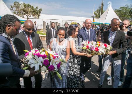 Kigali, Rwanda. 8Th apr 2019. Le Premier ministre belge Charles Michel (2e R, à l'avant) et le Premier Ministre du Rwanda Edouard Ngirente (2L) de déposer des couronnes au Monument commémoratif de casques bleus belges à Kigali, capitale du Rwanda, le 8 avril 2019. Le Premier ministre belge, Charles Michel, le lundi a rendu hommage aux 10 casques bleus belges tués au début du génocide de 1994 contre les Tutsi au Rwanda à Casques bleus belges à Kigali Memorial. Credit : Cyril Ndegeya/Xinhua/Alamy Live News Banque D'Images