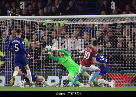 Londres, Royaume-Uni. Le 08 Avr, 2019. Manuel Lanzini de West Ham United (2L) a un tir au but sauvé par Kepa Arrizabalaga, le gardien de Chelsea (2R). Premier League, Chelsea v West Ham United à Stamford Bridge à Londres le lundi 8 avril 2019. Cette image ne peut être utilisé qu'à des fins rédactionnelles. Usage éditorial uniquement, licence requise pour un usage commercial. Aucune utilisation de pari, de jeux ou d'un seul club/ligue/dvd publications. pic par Steffan Bowen/ Crédit : Andrew Orchard la photographie de sport/Alamy Live News Banque D'Images