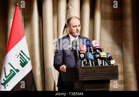 Bagdad, Iraq. 8Th apr 2019. Le Ministre irakien de la Culture, du Tourisme et des antiquités Abdul Amir al-Hamdani, prononce un discours lors de la cérémonie de réouverture du Théâtre al-Mansour à Bagdad, l'Iraq, le 8 avril 2019. Abdul Amir al-Hamdani a rouvert le lundi al-Mansour Theatre dans la zone verte fortifiée au centre-ville de Bagdad, après plus de 15 ans de fermeture. Credit : Khalil Dawood/Xinhua/Alamy Live News Banque D'Images