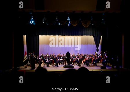 Bagdad, Iraq. 8Th apr 2019. Orchestre symphonique de l'Iraq à la cérémonie de réouverture du Théâtre al-Mansour à Bagdad, l'Iraq, le 8 avril 2019. Le Ministre irakien de la Culture, du Tourisme et des antiquités Abdul Amir al-Hamdani a rouvert le lundi al-Mansour Theatre dans la zone verte fortifiée au centre-ville de Bagdad, après plus de 15 ans de fermeture. Credit : Khalil Dawood/Xinhua/Alamy Live News Banque D'Images