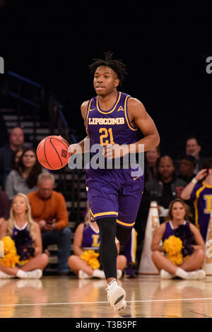 04 avril, 2019 : Lipscomb Bison guard Kenny Cooper (21) s'occupe de la balle à la finale du tournoi NIT match entre le Texas longhorns et les Bisons de Lipscomb au Madison Square Garden, New York, New York. Crédit obligatoire : Kostas Lymperopoulos/CSM Banque D'Images