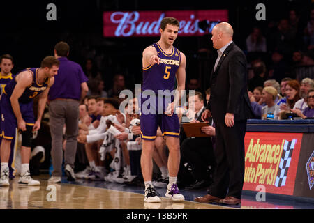 04 avril, 2019 : Lipscomb Bison entraîneur en chef Alexander Casey parle de Lipscomb Bison guard Nathan Moran (5) lors de la finale de la Nit Tournament match entre le Texas longhorns et les Bisons de Lipscomb au Madison Square Garden, New York, New York. Crédit obligatoire : Kostas Lymperopoulos/CSM Banque D'Images