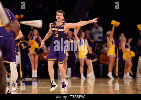 04 avril, 2019 : Lipscomb Bison guard Nathan Moran (5) les gestes à la finale du tournoi NIT match entre le Texas longhorns et les Bisons de Lipscomb au Madison Square Garden, New York, New York. Crédit obligatoire : Kostas Lymperopoulos/CSM Banque D'Images