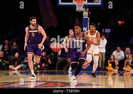 04 avril, 2019 : Lipscomb Bison guard Kenny Cooper (21) conduit la pause rapide à la finale du tournoi NIT match entre le Texas longhorns et les Bisons de Lipscomb au Madison Square Garden, New York, New York. Crédit obligatoire : Kostas Lymperopoulos/CSM Banque D'Images