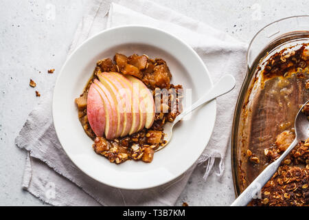 L'avoine sucre Apple crisp dans une assiette blanche. Banque D'Images