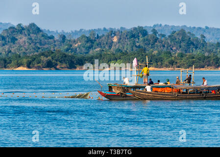 Bateau de pêche sur le lac de Kaptai, Rangamati, la division de Chittagong, Bangladesh Banque D'Images