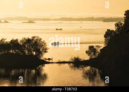 Paysage du Lac de Kaptai dans la brume du matin, Rangamati, la division de Chittagong, Bangladesh Banque D'Images