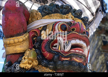 Statue démon balinais traditionnel dans la rue du temple. Island Bali, Indonésie . Close up Banque D'Images