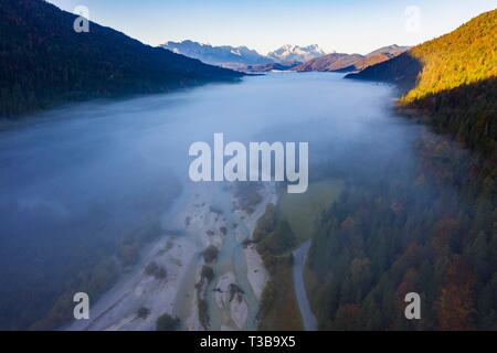 Brouillard sur l'Isar, la vallée de l'Isar entre Wallgau et Vorderriss, derrière la plage, Zugspitze Wetterstein avec Isarwinkel, drone abattu, Haute-Bavière Banque D'Images