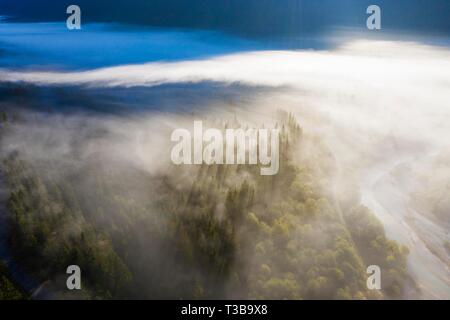 Brouillard sur l'Isar, la vallée de l'Isar entre Wallgau et Vorderriss, Werdenfelser Land, drone abattu, Haute-Bavière, Bavière, Allemagne Banque D'Images