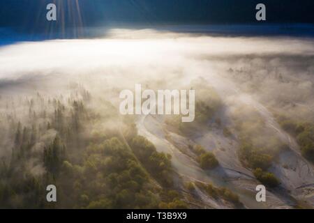 Brouillard sur l'Isar, la vallée de l'Isar entre Wallgau et Vorderriss, Werdenfelser Land, drone abattu, Haute-Bavière, Bavière, Allemagne Banque D'Images