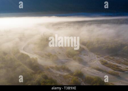 Brouillard sur l'Isar, la vallée de l'Isar entre Wallgau et Vorderriss, Werdenfelser Land, drone abattu, Haute-Bavière, Bavière, Allemagne Banque D'Images