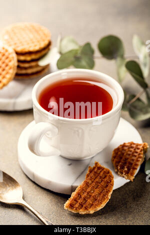 Tasse de thé avec syrupwaffles cookies Banque D'Images