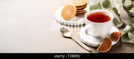 Tasse de thé avec syrupwaffles cookies Banque D'Images