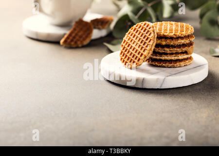 Syrupwaffles les cookies et une tasse de thé Banque D'Images