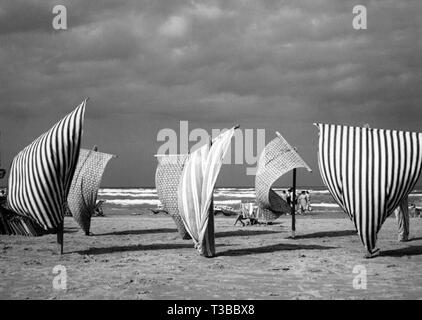 Des tentes sur la plage, l'Italie, 1955 Banque D'Images