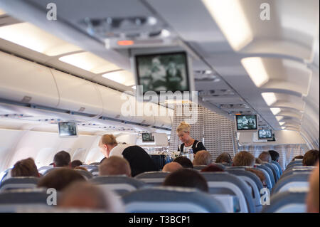 10.06.2016, Helsinki, Finlande, Europe - Les agents de bord sont l'entretien de passagers sur un vol à l'aéroport d'Helsinki Vantaa. Banque D'Images