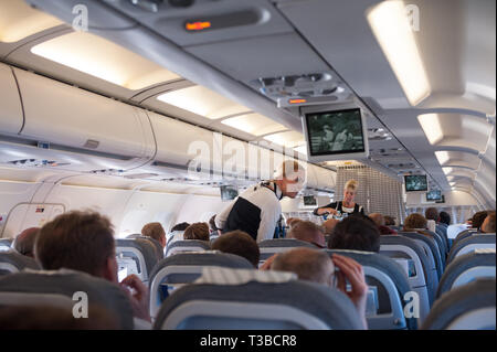 10.06.2016, Helsinki, Finlande, Europe - Les agents de bord sont l'entretien de passagers sur un vol à l'aéroport d'Helsinki Vantaa. Banque D'Images