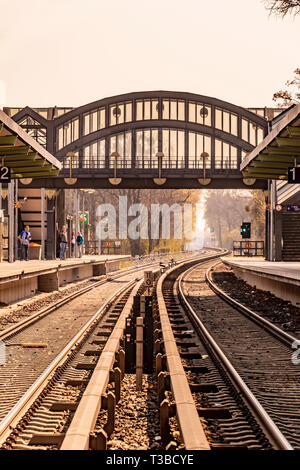 Berlin, Allemagne - 6 Avril 2019 : voir le long des voies dans la station de S-Bahn Buckower Chaussee dans Berlin, Marienfelde. L'atmosphère est déterminée par Banque D'Images