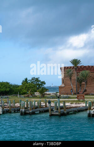 Fort Jefferson, une forteresse de trois étages dans le parc national sec de Tortugas, est l'une des plus éloignées des États-Unis les parcs nationaux. Situé en Floride. Banque D'Images