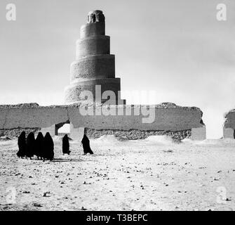 Minaret en spirale de la Grande Mosquée de Samarra, l'Iraq 1959 Banque D'Images