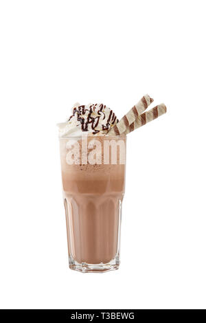 Cocktail de lait avec du sirop de chocolat, Topping, conduit de wafer, isolé sur fond blanc dans un verre haut et crème fouettée, side view Banque D'Images