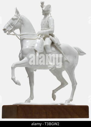 Un Seydlitz-Cuirassier avec dévouement l'agent de la municipalité Allach, 1938 Porcelaine Allach Factory Design par le professeur Theodor Kärner. Numéro du modèle '17'. En porcelaine blanche, la figure d'un 18ème siècle prussien cuirassier. En bas la signature de l'artiste, le numéro de modèle du fabricant et 'Spressmark S Allach' dans le décor sous glaçure vert et dans un octogone. La queue et les rênes du cheval restaurées. Hauteur 31,5 cm. Sur une base de dévouement fabriqués à partir de bois de chêne sur mesure pour le naufrage avec socle en porcelaine de la figure sur le dessus et un épinglé, argent plaque commémorative 'Ehrengabe Editorial-Use de, seule Banque D'Images