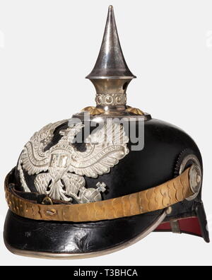 Un casque pour les officiers, de la ligne prussienne des bataillons de pionniers fibre en laque noire, corps supports plaqués argent. L'unité de la ligne blanche. Étoile Dorée vis et jugulaires à écailles de métal. L'agent des cocardes. De couleur Beige doublure soie côtelée, déchiré. Bon état général, des signes de vieillissement et d'usure., historique, historique du 19e siècle, la Prusse, prussien, allemand, l'Allemagne, militaria, militaire, objet, objets, alambics, clipping, coupures, cut out, cut-out, cut-outs, casque, casques, casque, headpieces, ustensile, pièce de l'équipement, les ustensiles, les headgea Additional-Rights, protection,-Clearance-Info-Not-Available Banque D'Images