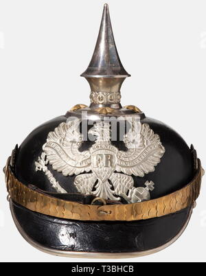 Un casque pour les officiers, de la ligne prussienne des bataillons de pionniers fibre en laque noire, corps supports plaqués argent. L'unité de la ligne blanche. Étoile Dorée vis et jugulaires à écailles de métal. L'agent des cocardes. De couleur Beige doublure soie côtelée, déchiré. Bon état général, des signes de vieillissement et d'usure., historique, historique du 19e siècle, la Prusse, prussien, allemand, l'Allemagne, militaria, militaire, objet, objets, alambics, clipping, coupures, cut out, cut-out, cut-outs, casque, casques, casque, headpieces, ustensile, pièce de l'équipement, les ustensiles, les headgea Additional-Rights, protection,-Clearance-Info-Not-Available Banque D'Images