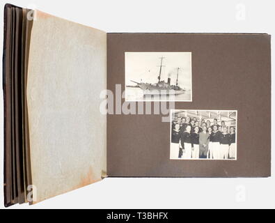 Adolf Hitler, un album avec 51 photographies de son yacht, 'Grille' Aviso Les photos de 8 x 11 cm format sont collés dans. On peut présumer qu'ils ont été prises à l'occasion d'un exercice de la flotte : Hitler à un terrain d'atterrissage et à bord avec Göring, Raeder et von Blomberg, vagues se brisant sur le pont, Hitler avec l'équipage, des images détaillées d'autres navires, les membres d'équipage en formation avec manchon d'insignes en forme de l'ordre du Führer, Hitler standard avec les officiers et l'équipage, de tir des canons navals, les U-boot dans le port, Hitler sur une tourelle et l'escalade dans ou hors d'un U-boat's Hatch, et bien , Editorial-Use-seulement Banque D'Images