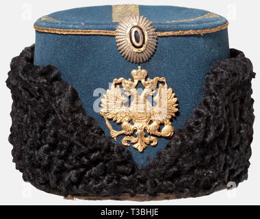 Un bonnet de fourrure pour les officiers, de la Garde côtière 14 régiments de dragons russes, 47, 50 et 54 corps de tissu bleu avec passepoil doré, dentelle et or (assombri) cousue sur le dessus en forme de croix. Persan noir garniture d'agneau. Fédération doré aigle bicéphale. Cocarde de l'agent. Doublé de velours de coton gris plié. Inscription du décideur, 'olowjev G.N. Gorohovaja, 33'. Bandeau de velours noir. Rare couvre-chef. Cf. Hermann Historica, 44e vente aux enchères, lot 490, historique historique., 19e siècle, l'uniforme, uniformes, vêtements, vêtement, casque, headpieces, Additional-Rights Clearance-Info, cap--Not-Available Banque D'Images