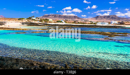 Tourquise mer et montagne dans la plage de la Concha, l'île de Fuerteventura, Espagne Banque D'Images