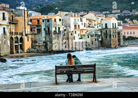 Cefalu' impressionnant village, maisons traditionnelles sur la mer et le coucher du soleil, Sicile, Italie Banque D'Images