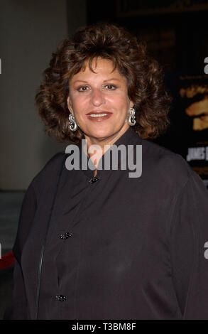 LOS ANGELES, CA. 25 juillet 2001 : l'actrice LAINIE KAZAN au Los Angeles première du TV film de James Dean. © Paul Smith/Featureflash Banque D'Images