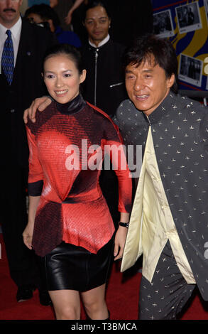 LOS ANGELES, CA. 26 juillet 2001 : l'Acteur JACKIE CHAN et actrice Zhang Ziyi lors de la première mondiale, au Mann's Chinese Theatre, à Hollywood, de leur nouveau film Rush Hour 2. © Paul Smith/Featureflash Banque D'Images