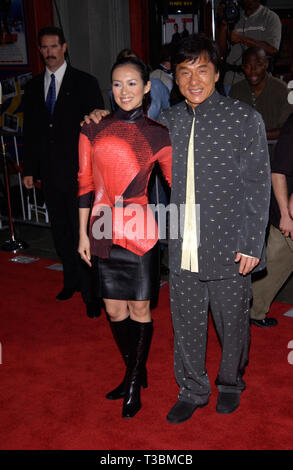 LOS ANGELES, CA. 26 juillet 2001 : l'Acteur JACKIE CHAN et actrice Zhang Ziyi lors de la première mondiale, au Mann's Chinese Theatre, à Hollywood, de leur nouveau film Rush Hour 2. © Paul Smith/Featureflash Banque D'Images