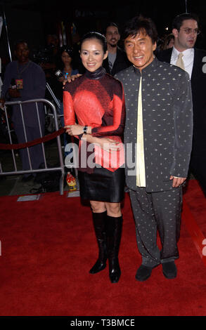 LOS ANGELES, CA. 26 juillet 2001 : l'Acteur JACKIE CHAN et actrice Zhang Ziyi lors de la première mondiale, au Mann's Chinese Theatre, à Hollywood, de leur nouveau film Rush Hour 2. © Paul Smith/Featureflash Banque D'Images