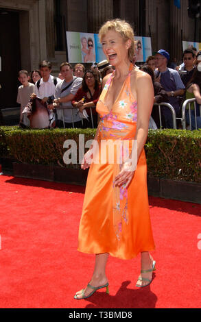 LOS ANGELES, CA. 29 juillet 2001 : l'actrice Caroline GOODALL lors de la première mondiale, à Hollywood, de son nouveau film de Disney Princesse malgré. © Paul Smith/Featureflash Banque D'Images