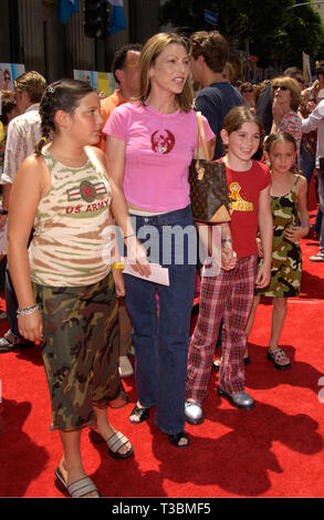 LOS ANGELES, CA. 29 juillet 2001 : l'actrice TATUM O'NEAL et les enfants lors de la première mondiale, à Hollywood, de la Princess Diaries. © Paul Smith/Featureflash Banque D'Images