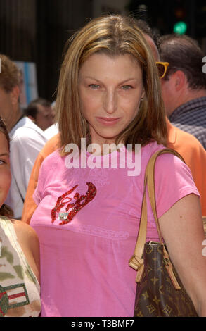 LOS ANGELES, CA. 29 juillet 2001 : l'actrice TATUM O'NEAL et les enfants lors de la première mondiale, à Hollywood, de la Princess Diaries. © Paul Smith/Featureflash Banque D'Images
