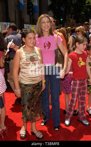 LOS ANGELES, CA. 29 juillet 2001 : l'actrice TATUM O'NEAL et les enfants lors de la première mondiale, à Hollywood, de la Princess Diaries. © Paul Smith/Featureflash Banque D'Images