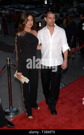 LOS ANGELES, CA. 07 août 2001 : l'acteur/producteur TOM CRUISE co-producteur avec Paula Wagner au Los Angeles premiere des autres qu'il a produit et qui stars son ex-épouse Nicole Kidman. © Paul Smith/Featureflash Banque D'Images