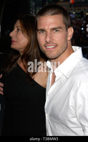 LOS ANGELES, CA. 07 août 2001 : l'acteur/producteur TOM CRUISE co-producteur avec Paula Wagner au Los Angeles premiere des autres qu'il a produit et qui stars son ex-épouse Nicole Kidman. © Paul Smith/Featureflash Banque D'Images