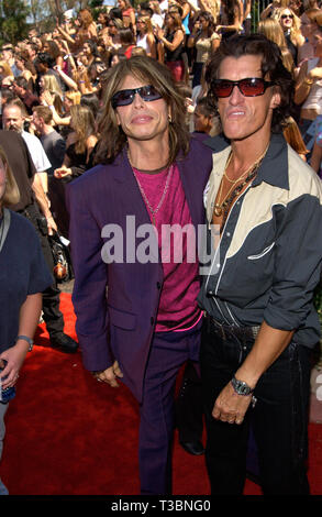 LOS ANGELES, CA. 12 août 2001 : stars Aerosmith Steven Tyler (à gauche) & JOE PERRY au Teen Choice Awards 2001 à l'Universal Amphitheatre, Hollywood. © Paul Smith/Featureflash Banque D'Images