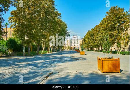 La promenade le long de l'allée de Bagh-e Melli jardin avec vue sur l'Art de l'Université de Téhéran, Iran. Banque D'Images