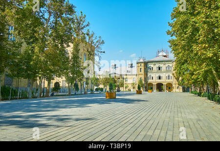 Bagh-e Melli trimestre dispose de jardins luxuriants et de nombreux monuments, tels que l'Art de l'Université de Téhéran, vu sur l'arrière-plan, l'Iran. Banque D'Images